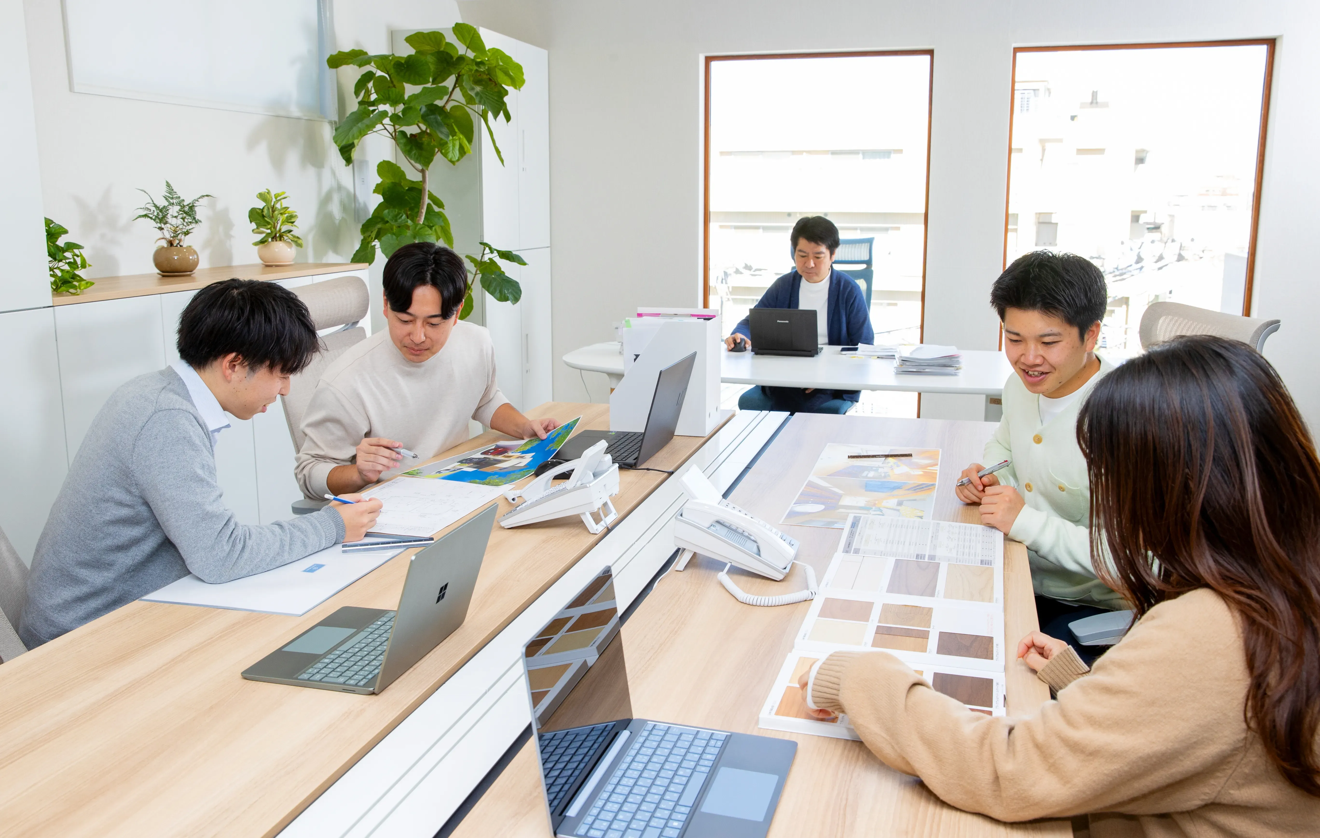 オフィス内の業務風景